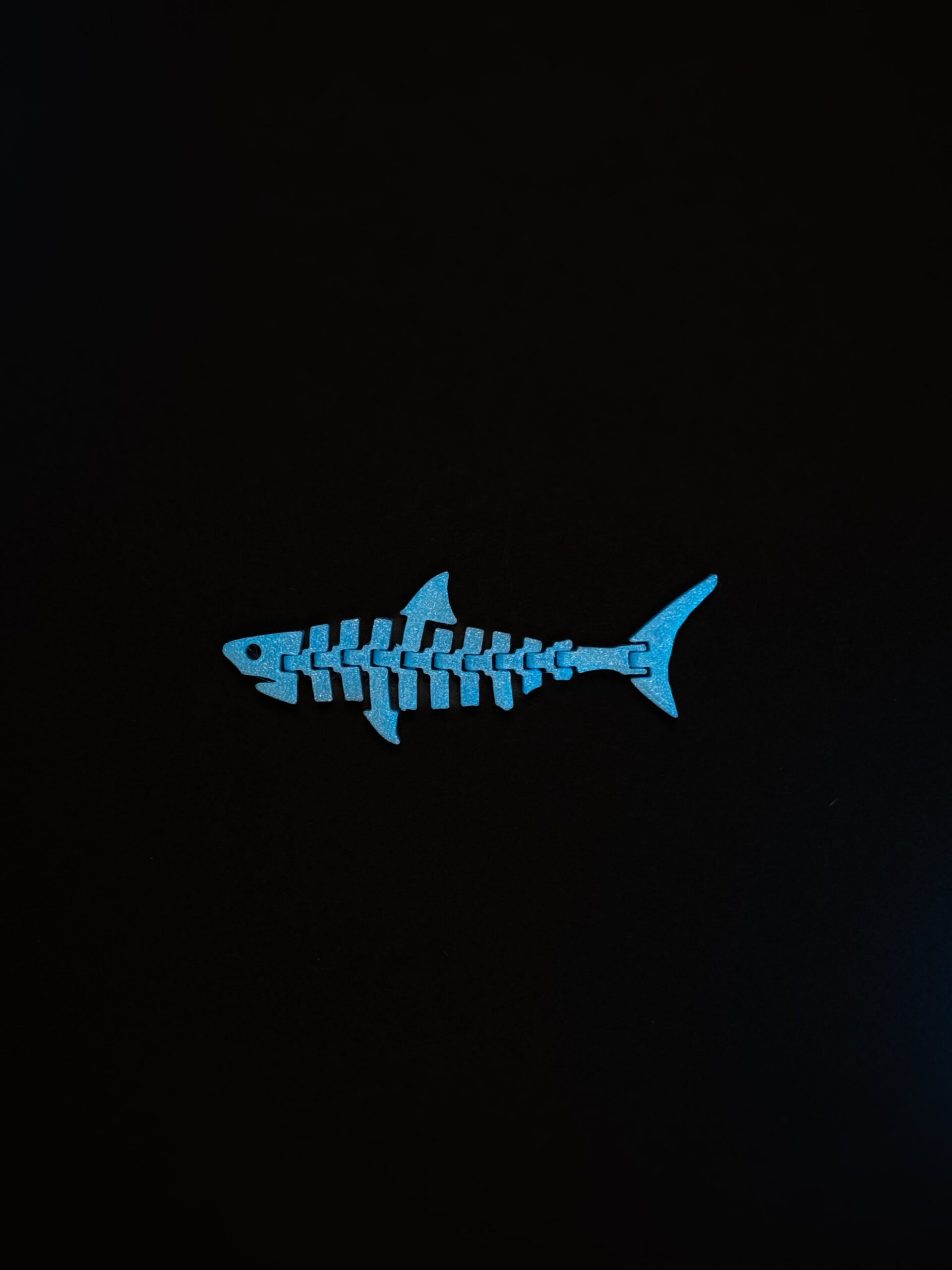 Brelok do keyrambita Rekin niebieski - świeci w ciemności - obrazek 3