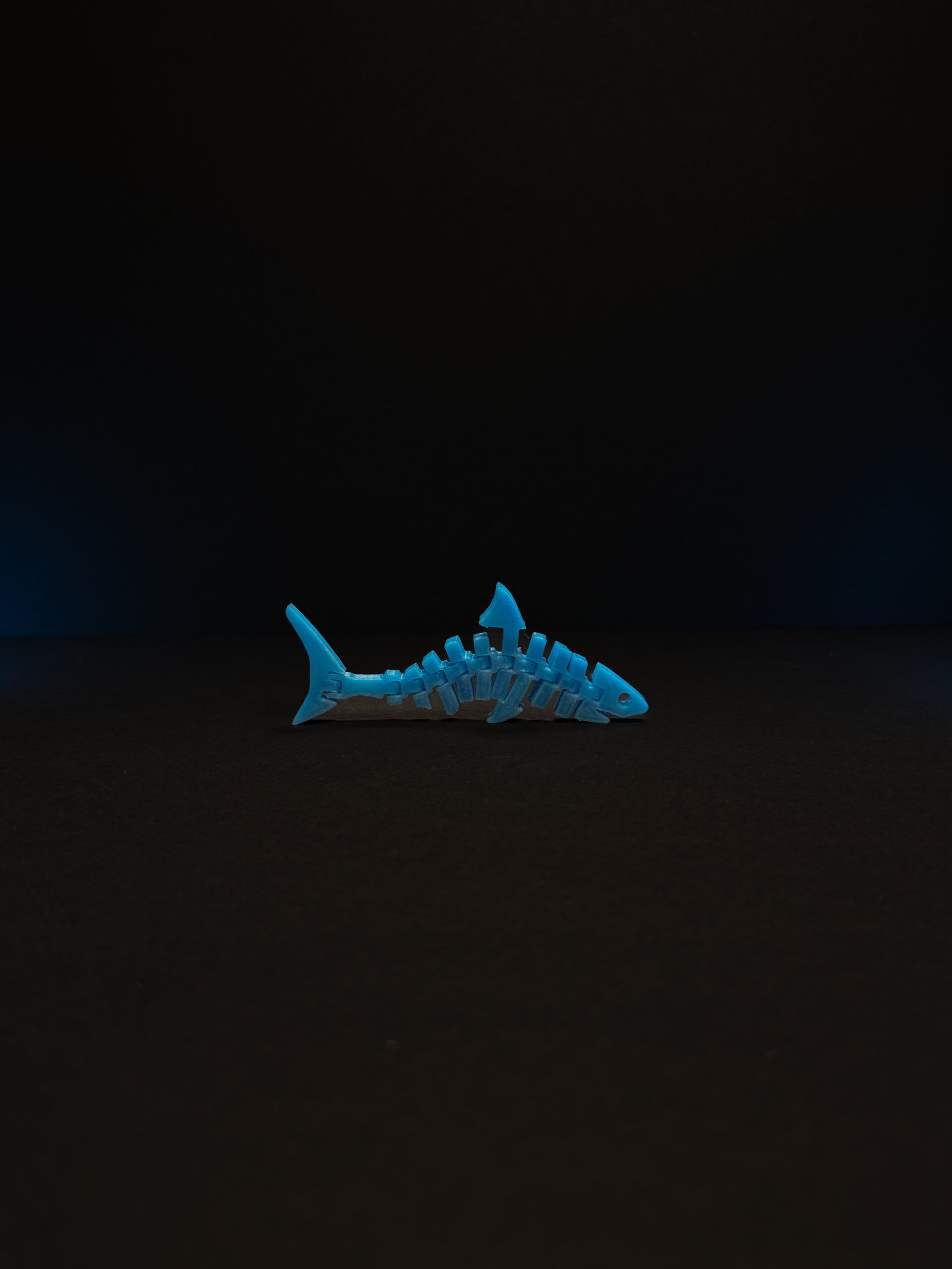 Brelok do keyrambita Rekin niebieski - świeci w ciemności - obrazek 5